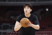 九游体育登陆入口-拓媒：不知道杨瀚森会变成什么样 我对他的发展持怀疑态度